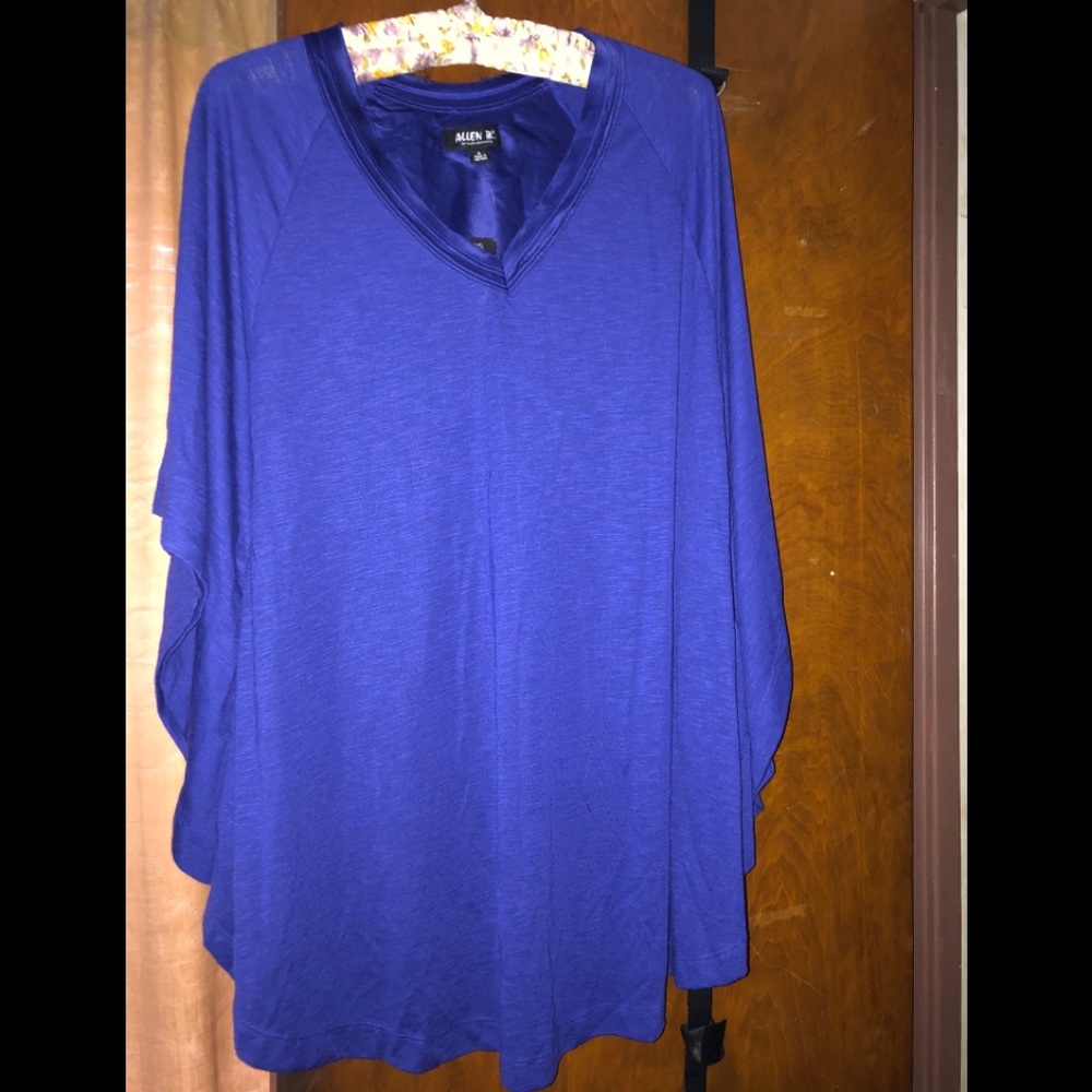 Woman’s top. Perfect with leggings.